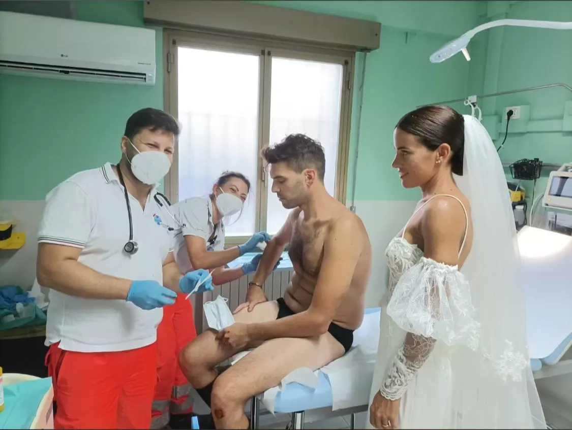 ¡Qué papelón! Entró a su boda en moto y sufrió una aparatosa caída: Mirá el video