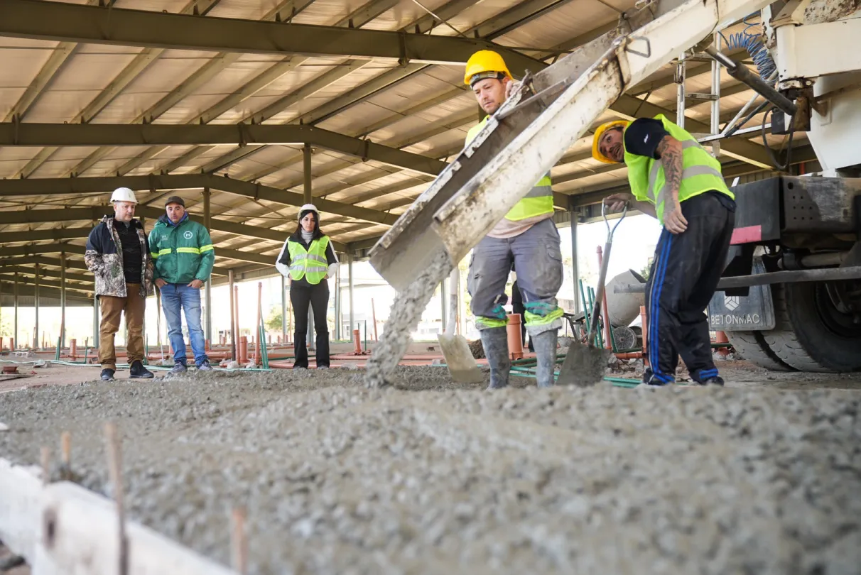 Menéndez supervisó nuevos avances de la obra en construcción del Hospital de Mariano Acosta