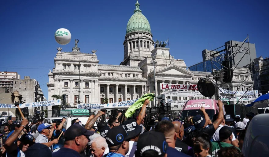 Movimientos sociales definen plan de lucha.