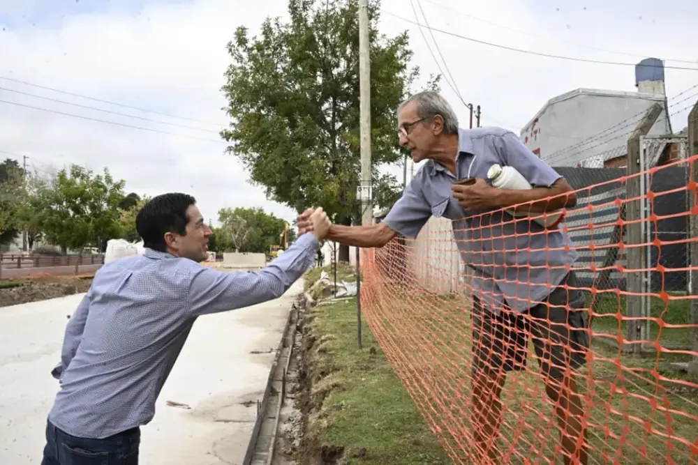 Nardini visitó la obra de repavimentación de la calle Hooke en Grand Bourg