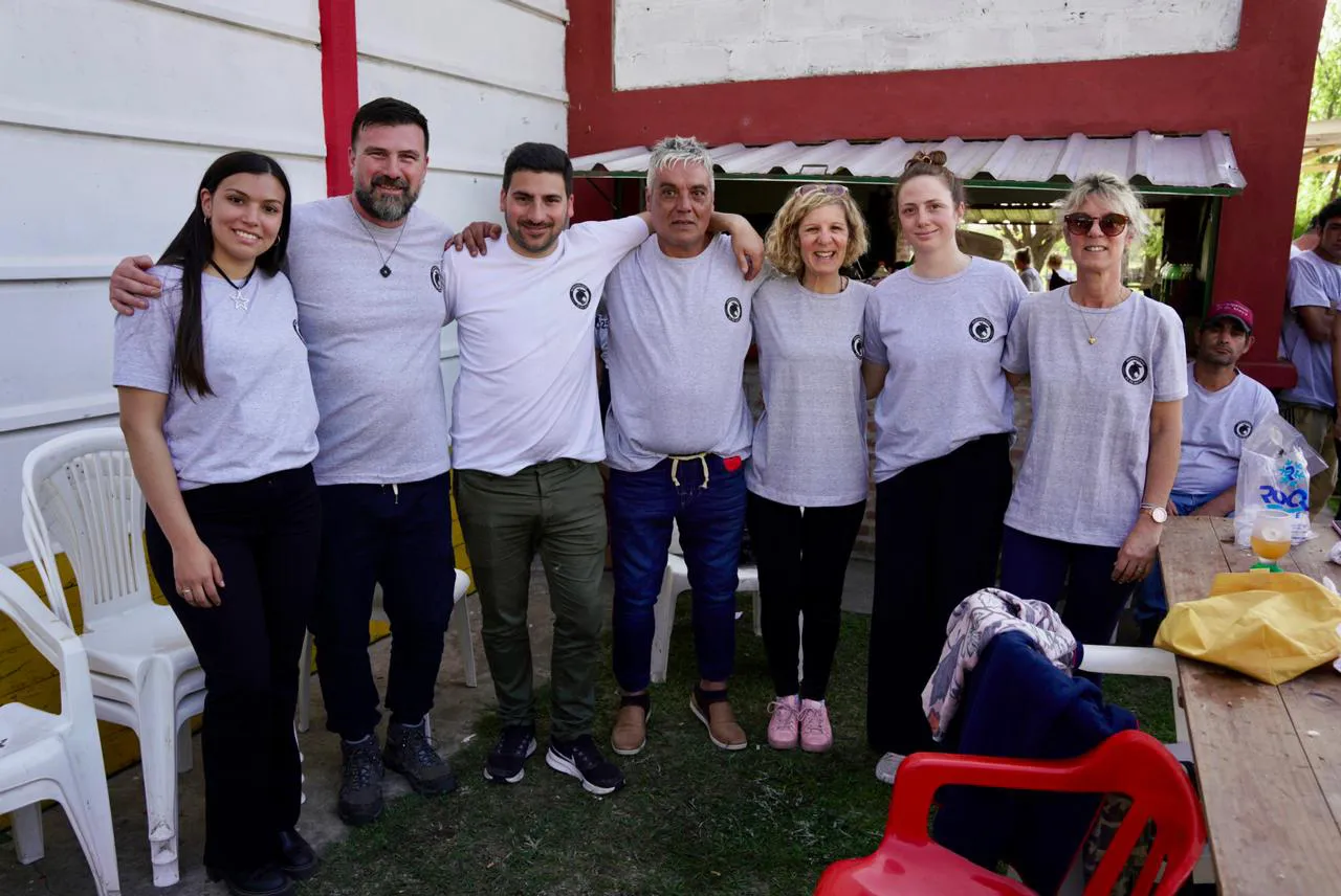 Egüen junto a municipales de 25 de Mayo 2