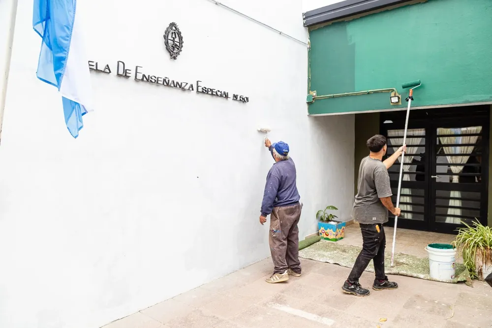 Trabajos en escuelas de Las Flores