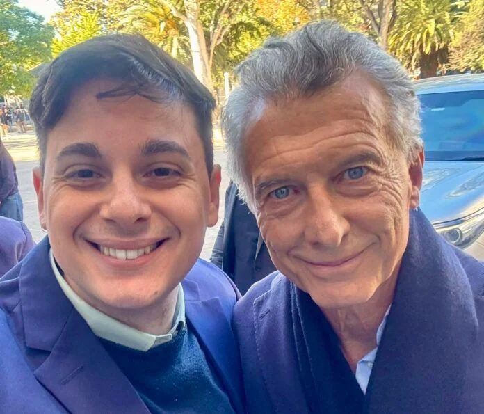 El secretario general de la Juventud del PRO bonaerense Nicolás Sturla junto a Mauricio Macri.