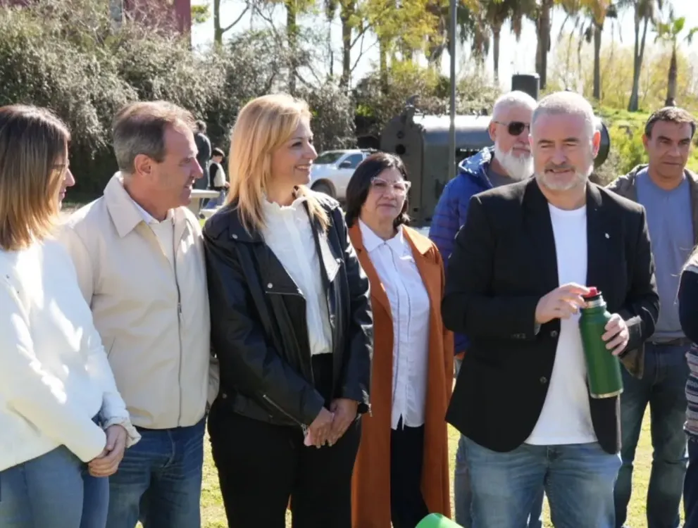 El intendente Poletti recorrió la renovada Plaza Del Estibador acompañado por los candidatos locales de Fuerza Patria