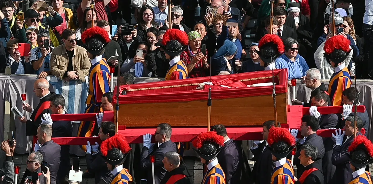 Argentinos exhiben una camiseta de la selección mientras es transladado. Foto Victor Sokolowicz