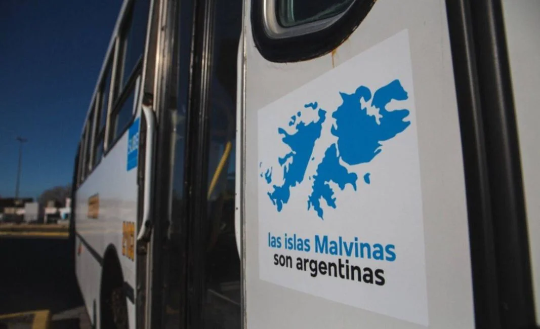 La Ley 27.023 exige que los transportes públicos alcanzados exhiban la leyenda “Las Islas Malvinas son argentinas”.