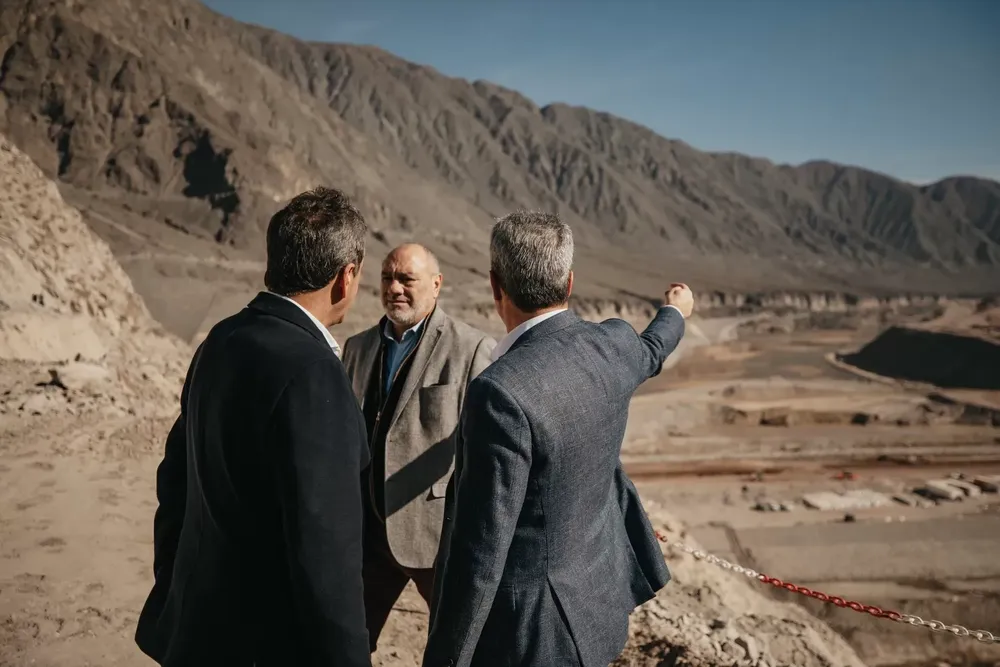 Massa visito la obra del Dique Caracoles a la que le cambio el financiamiento