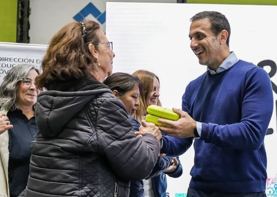 Álvarez entregó anteojos