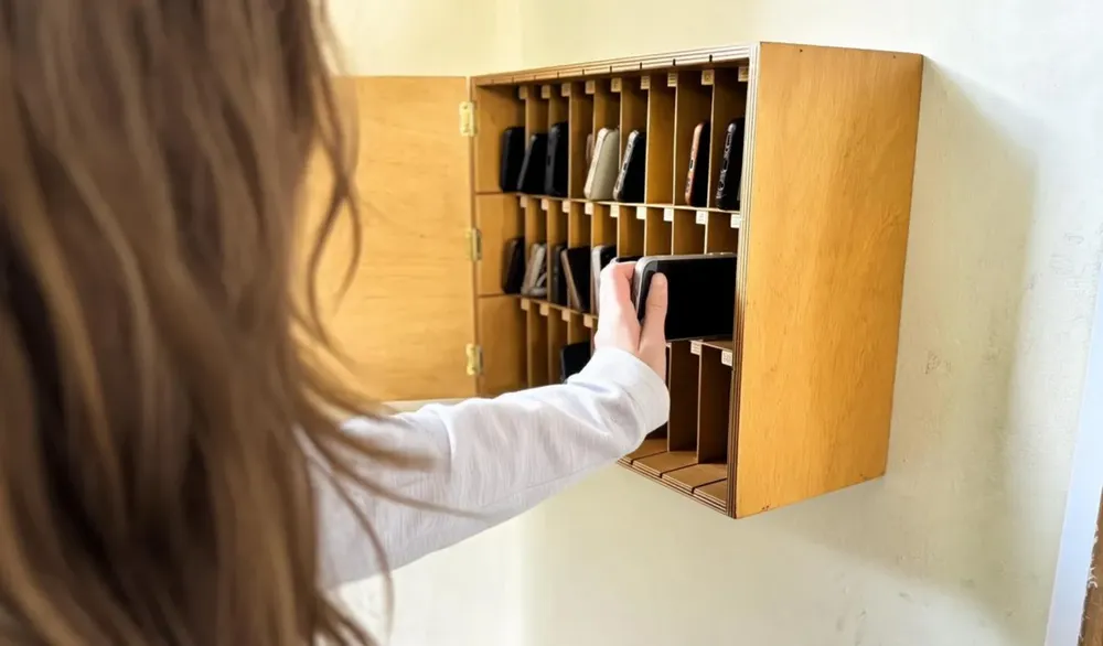 El celular deja de mandar en el aula: la respuesta de las escuelas ante la distracción y el ciberbullying.