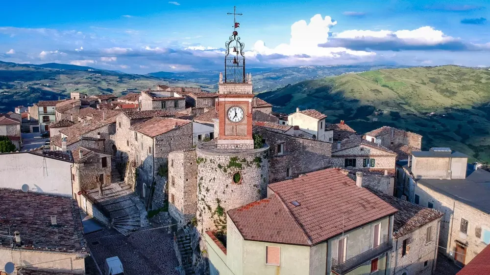 ¡Qué papelón! Entró a su boda en moto y sufrió una aparatosa caída: Mirá el video
