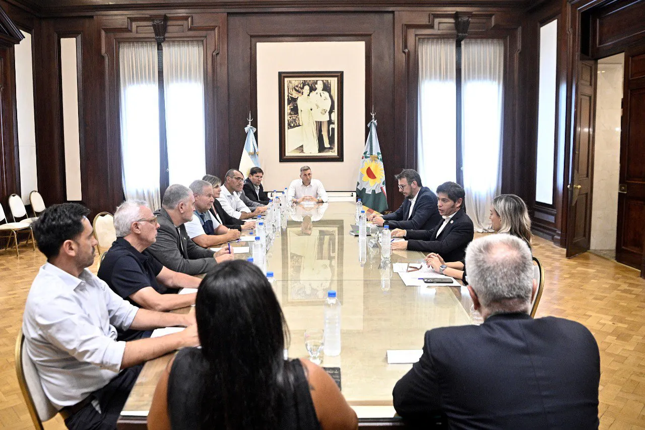Kicillof junto a intendentes peronistas, radicales y libertarios