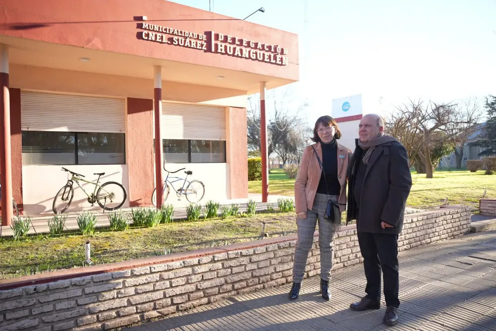 La ministra Silvina Batakis y el Intendente Ricardo Moccero recorrieron la obra de electrificación del nuevo loteo municipal en Huanguelén