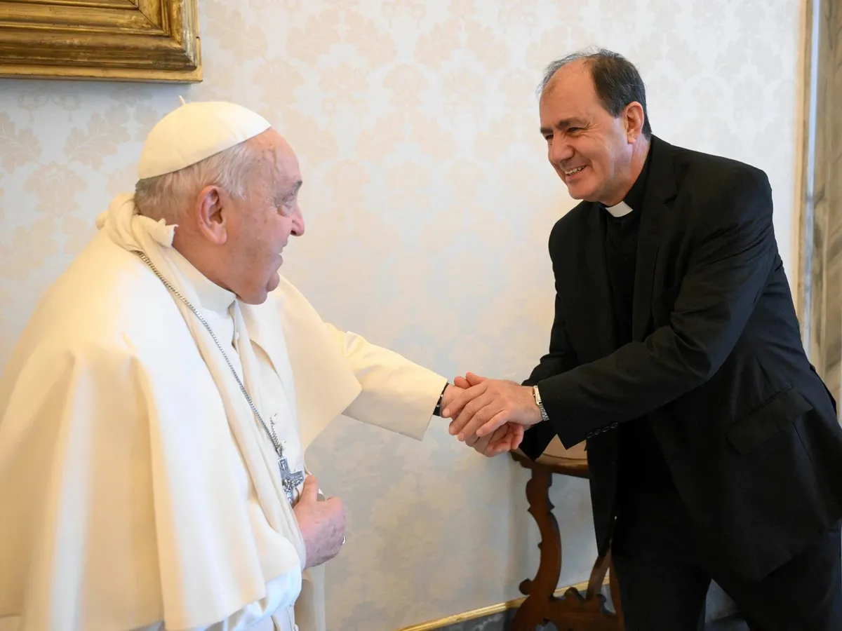 El Papa Francisco se lesionó el brazo en una caída, pero sigue con su agenda