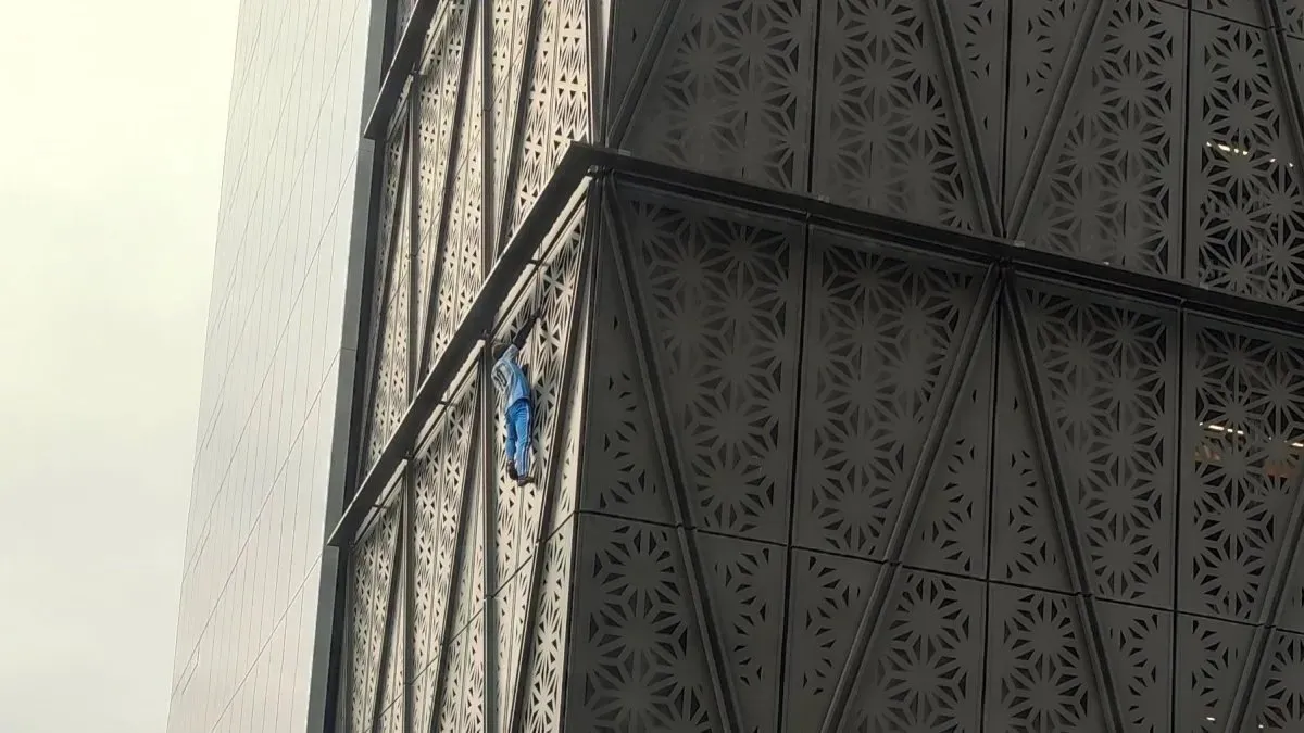 Salvaron a un hombre polaco trepado a un edificio de Puerto Madero
