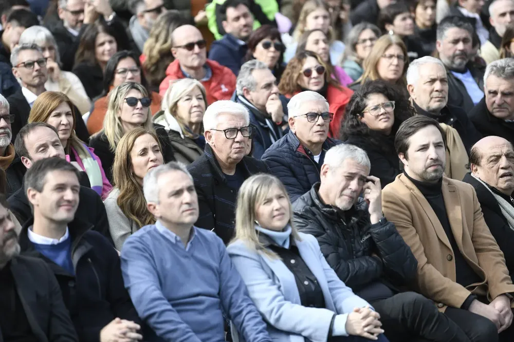Dichiara junto a dirigentes peronistas.
