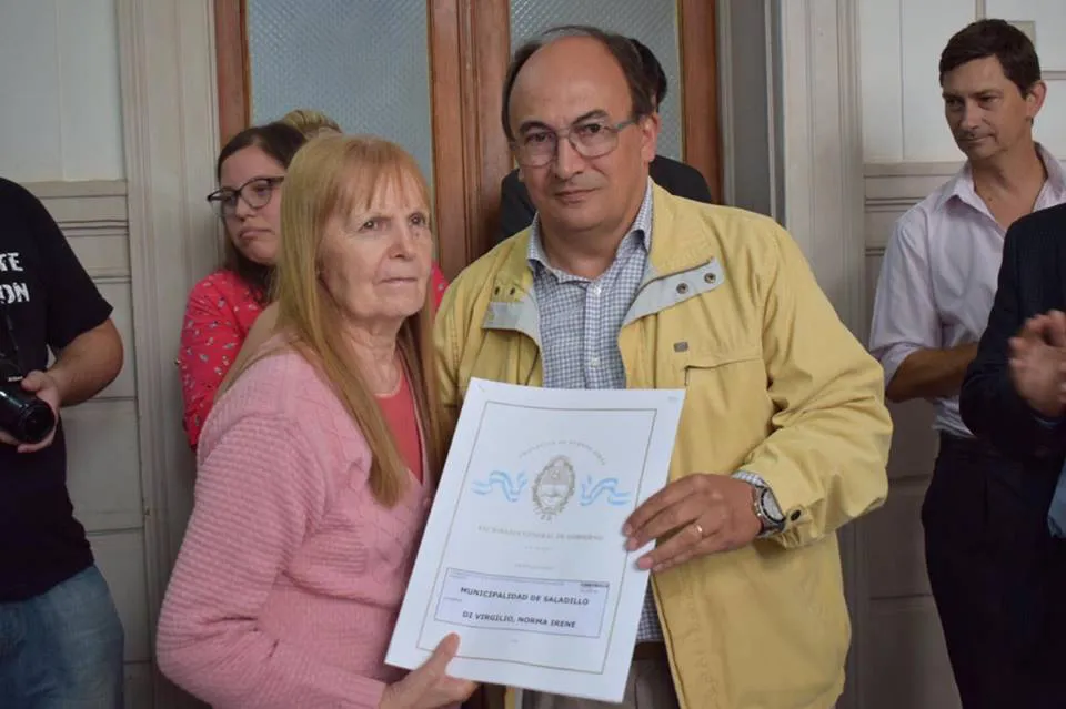 El intendente Salomón encabezó acto de firma y entrega de títulos de propiedad en Saladillo