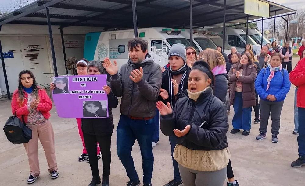 Plaza España: marcha y reclamo de justicia por la muerte de una embarazada y su bebé.