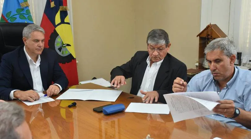 Golía firmó contrato con la Cooperativa Eléctrica para una importante obra de alumbrado.