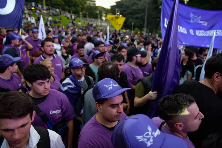 “Vinimos por 25 lucas y nos quieren dar 10”: bronca en el Conurbano tras el acto de LLA