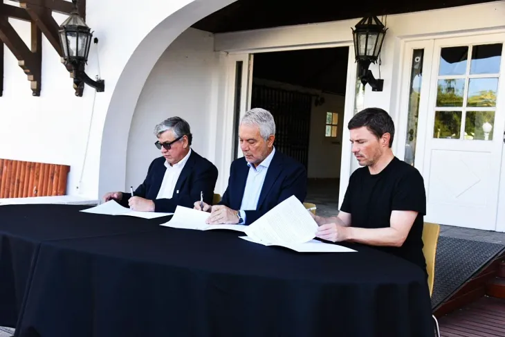 Alak y Costa firman un acuerdo para poner en valor el barco y el tren de la República de los Niños 3