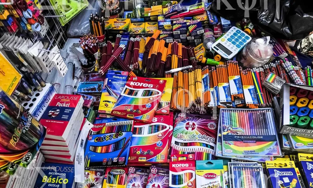 Cuota Simple incorpora calzado y útiles escolares importados.