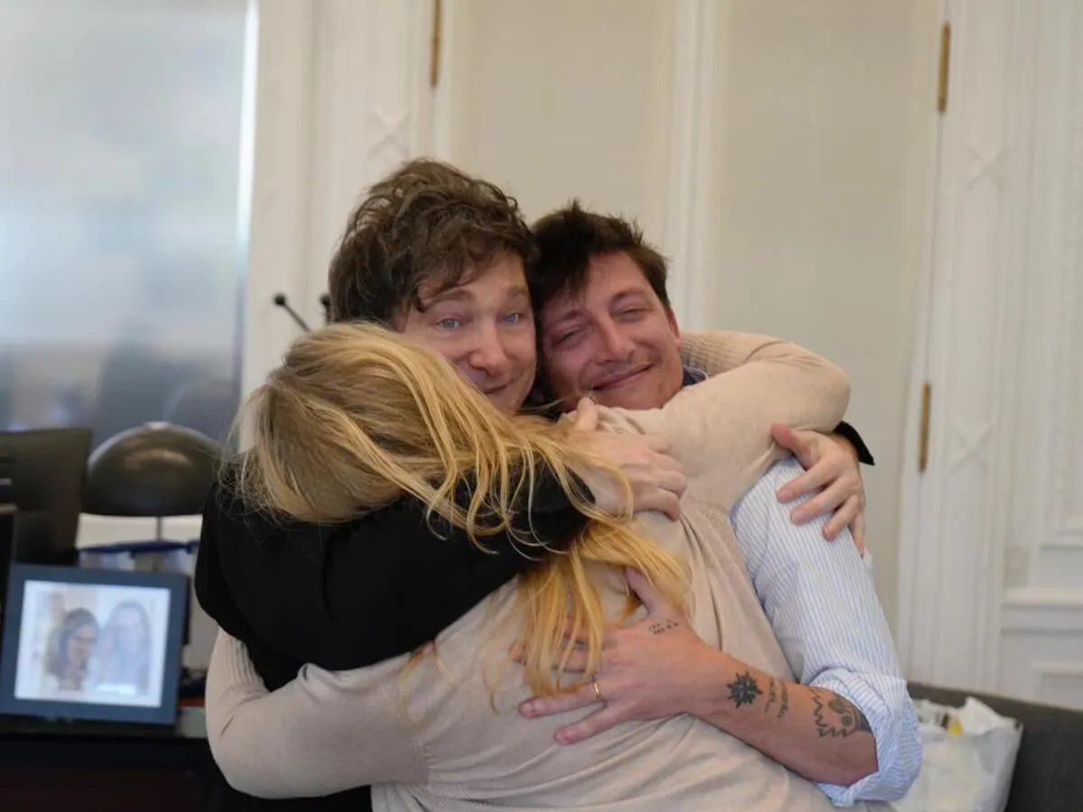 Javier Milei junto a Santiago Caputo_avif