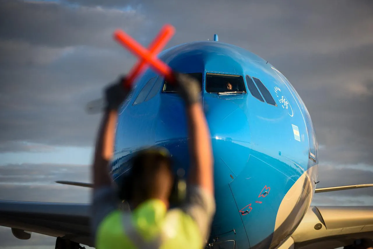 El conflicto aeronáutico: Milei firma decreto que agudiza la tensión con los gremios