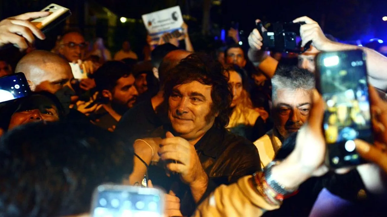Milei, entre fanáticos y protestas en Mar del Plata
