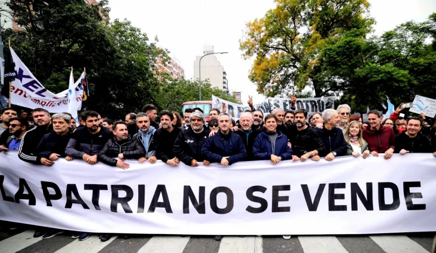 El kirchnerismo marcha contra la Ley Bases.