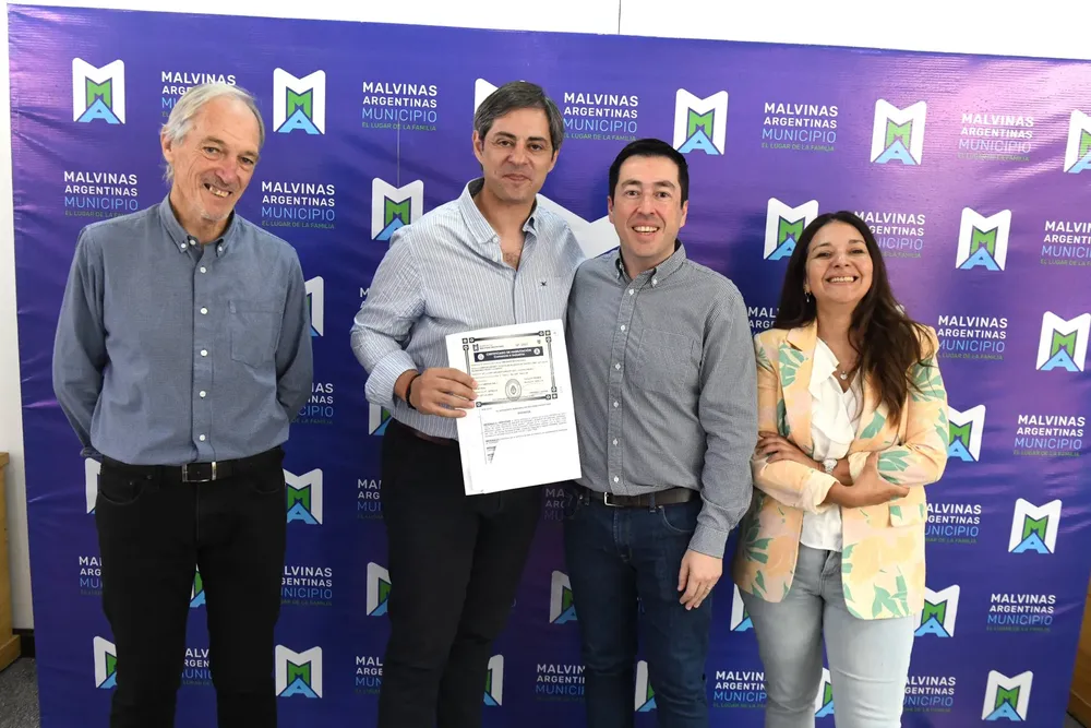 Nardini entregó habilitaciones a comercios locales.