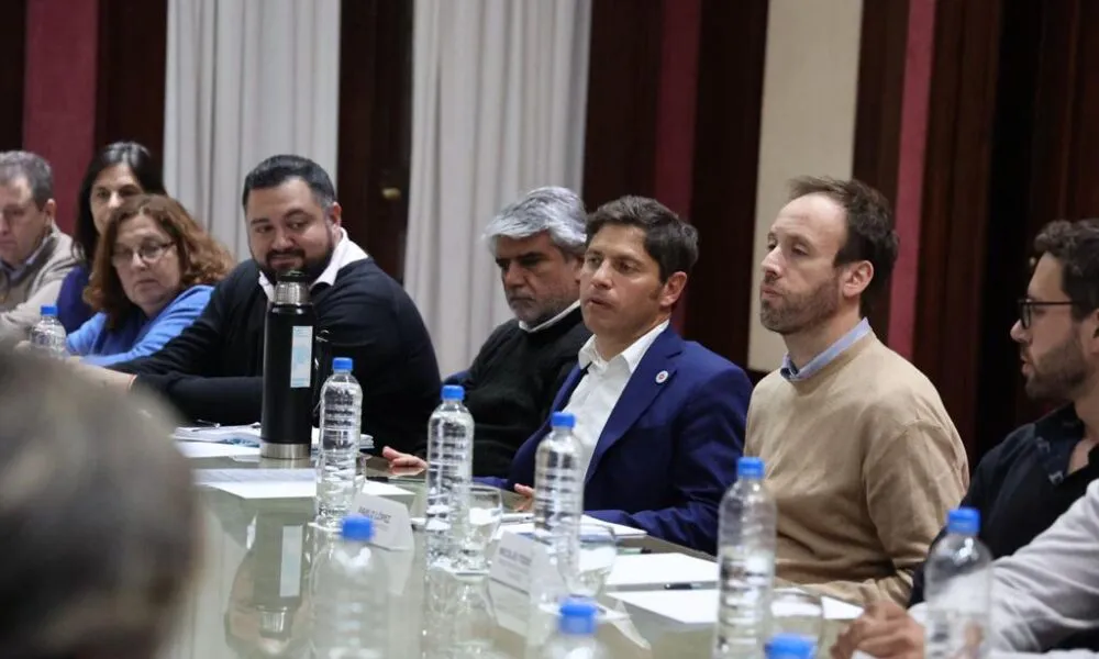 Los docentes bonaerenses exigen aumentos salariales ante la crisis económica.