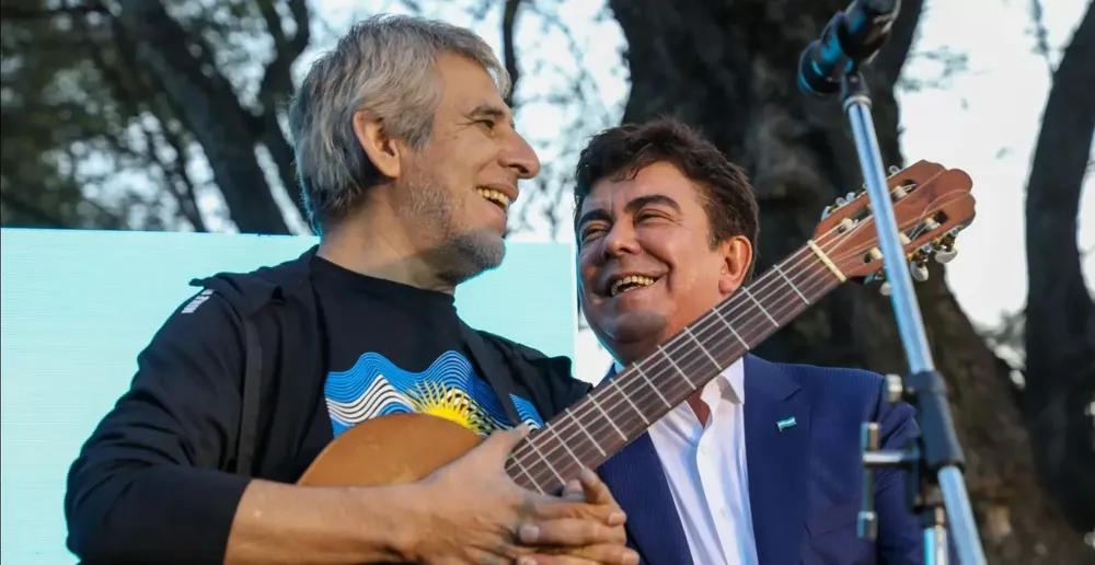 Espinoza inauguró su Feria del Libro junto a Tristán Bauer