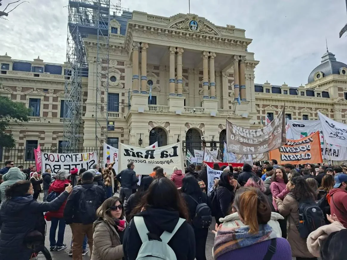 Docentes disidentes se manifiestan frente a la Gobernación por salarios.