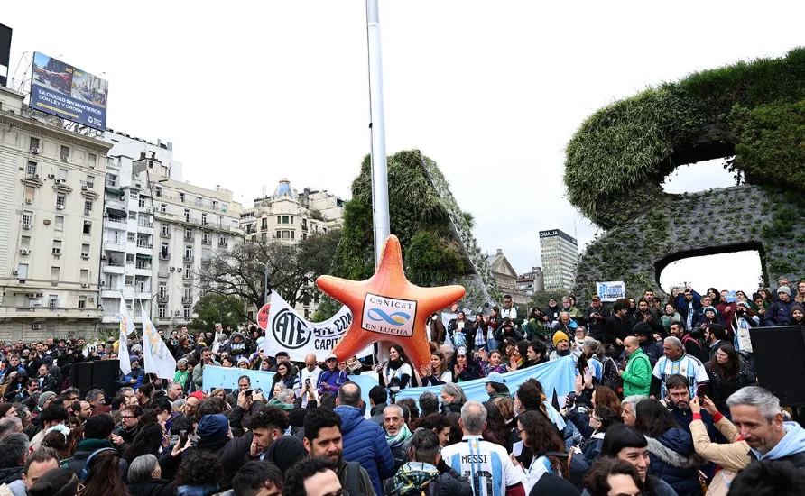 El conflicto universitario no afloja: cronograma de los próximos paros 1 La comunidad científica marchó al Obelisco.