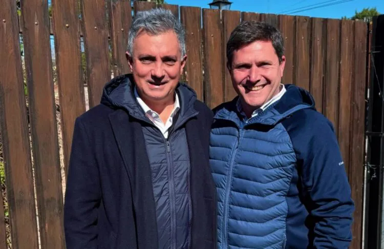 Sebastián Pareja junto al intendente de Arrecifes, Fernando Bouvier