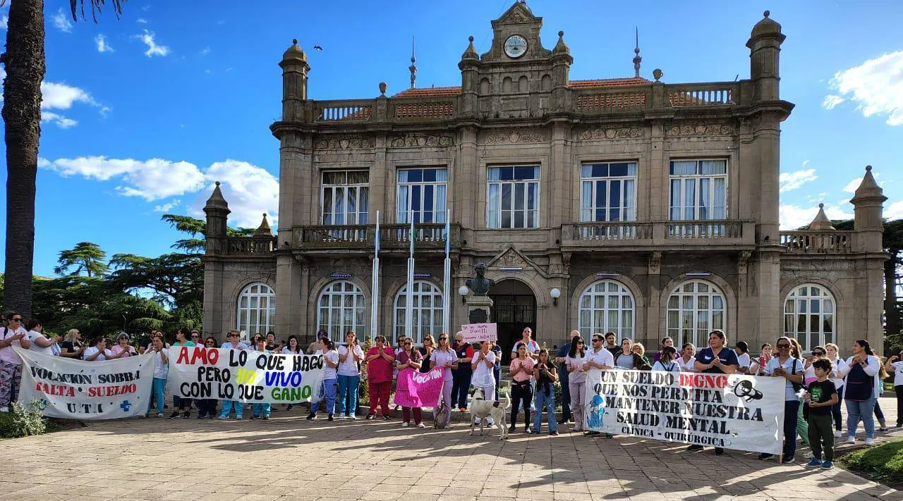 Trabajadores de la salud de Lobería protestan frente a la Municipalidad por salario digno y mejoras laborales