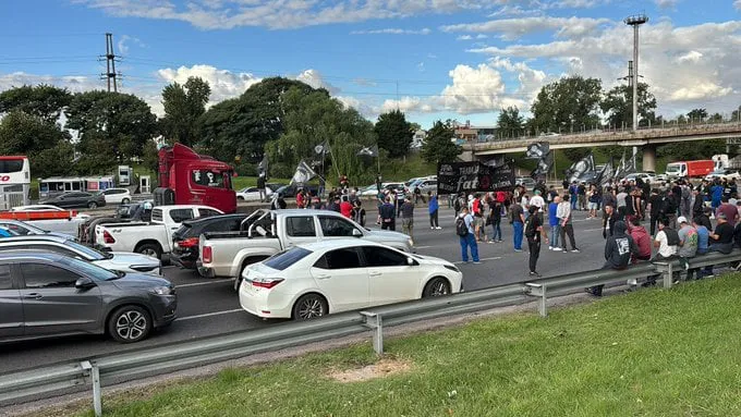 Corte en Panamericana por despidos en FATE