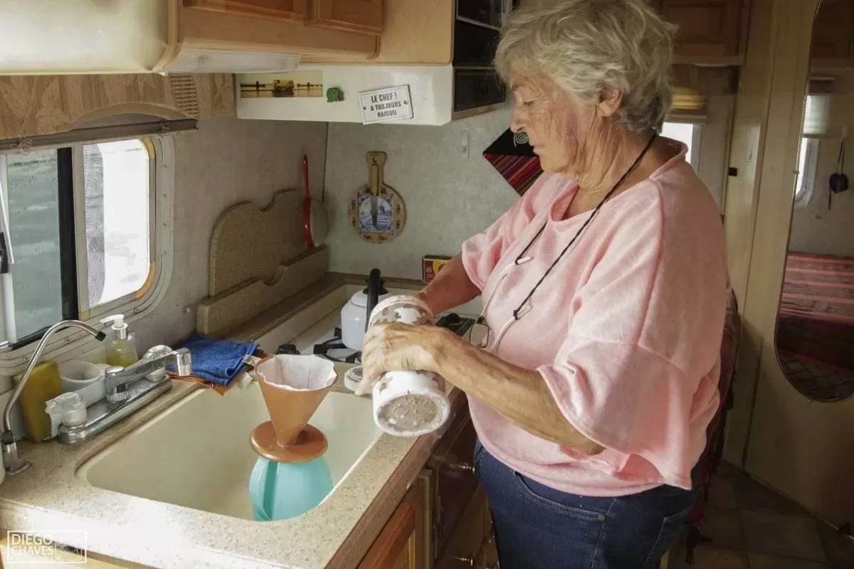 “No creo en la herencia”: Abuela vendió todo y se compró un motorhome para viajar el mundo