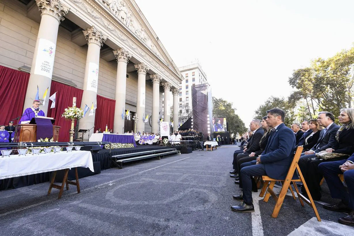 Kicillof en la Catedral Metropolitana: “Francisco nos deja un legado y la bandera de la justicia social”