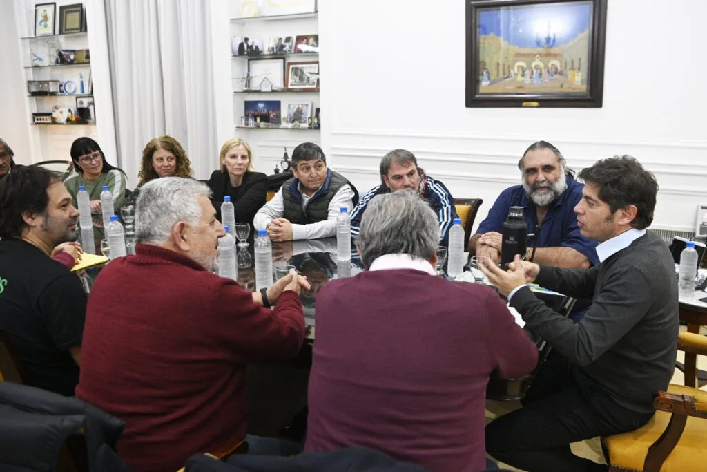 El gobernador bonaerense, Axel Kicillof, reunido con dirigentes sindicales de distintos puntos de la Provincia y el país.