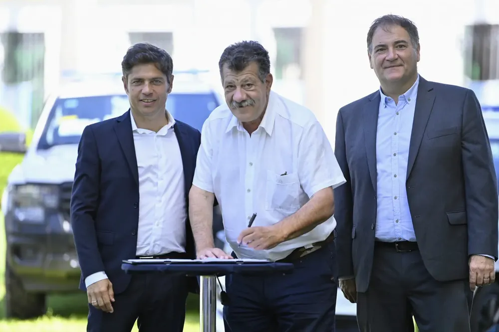 Sergio Bareghi junto a Axel Kicillof y Javier Alonso