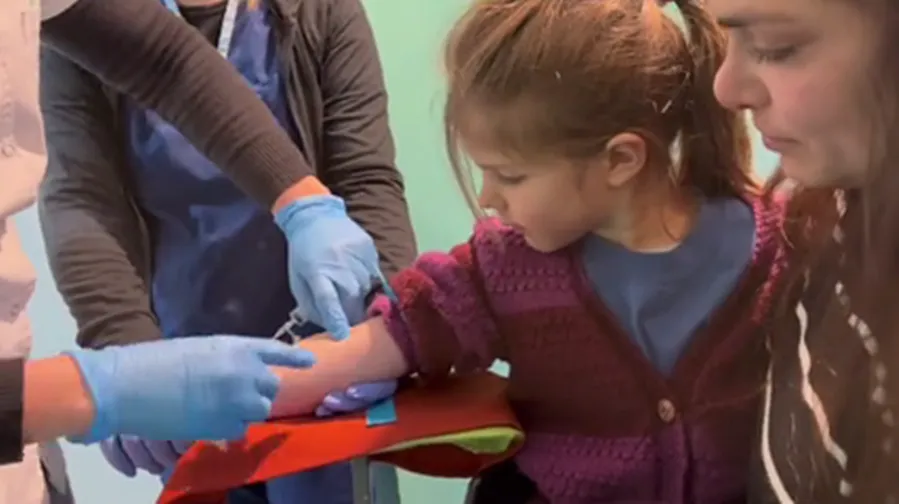 "Paseíto misterioso": El truco de un papá para llevar a su hija a sacarse sangre