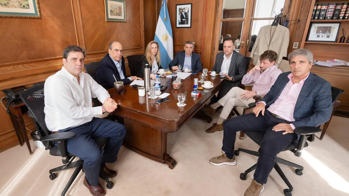 El Gobierno y Macri impulsan la privatización de Aerolíneas Argentinas en medio de conflicto gremial