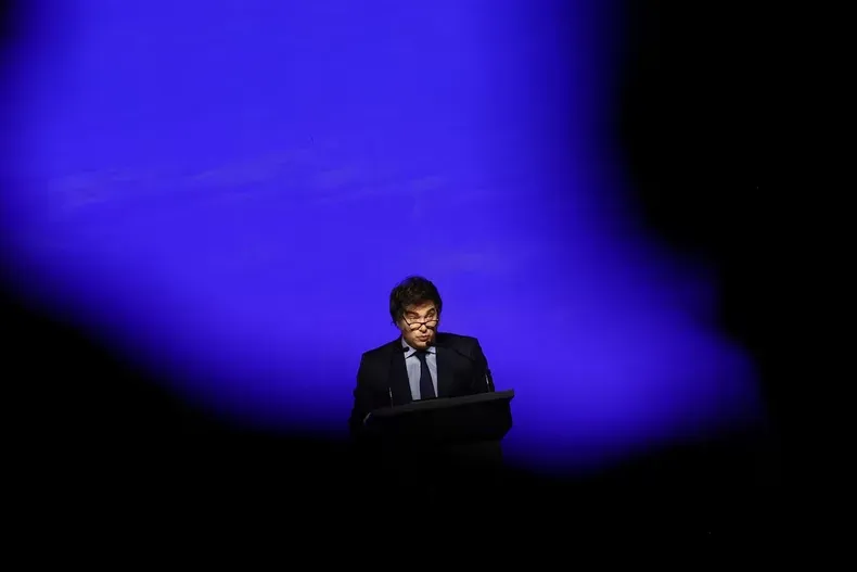 Milei fondo azul y negro