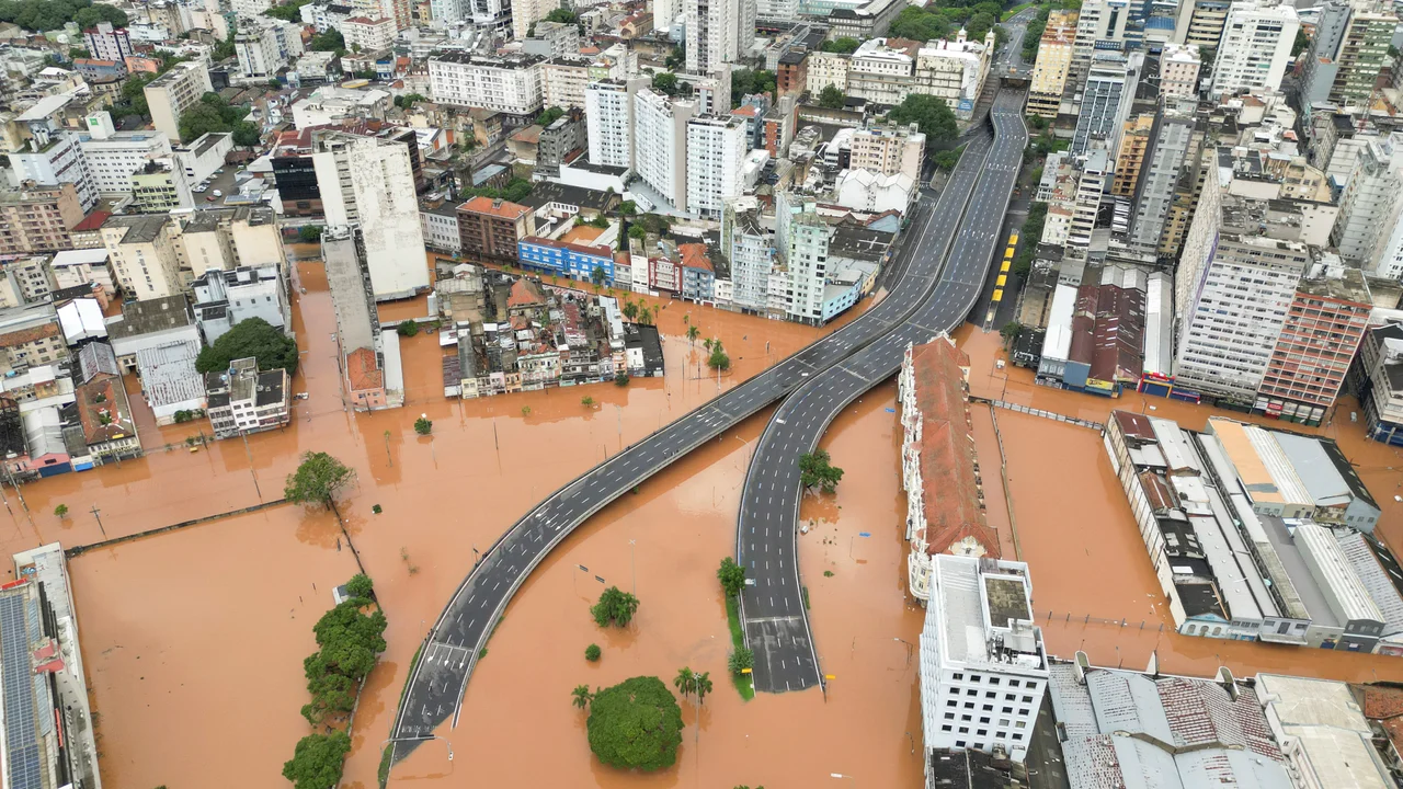 Imagen desde un dron del centro inundado de Porto Alegre, Rio Grande do Sul, Brasil. 5 mayo 2024. REUTERS Renan Mattos.