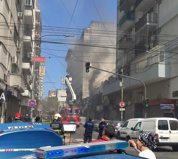 Incendio en Once: Explosiones y humo tóxico en una cuadra comercial Incendio en Once: Explosiones y humo tóxico en una cuadra comercial