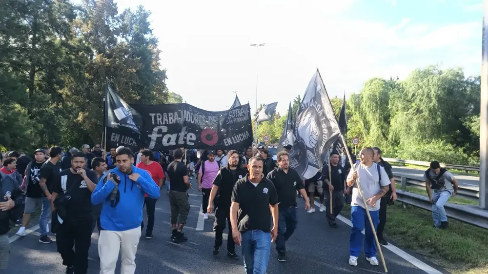Trabajadores de FATE reanudan el paro tras nuevos despidos
