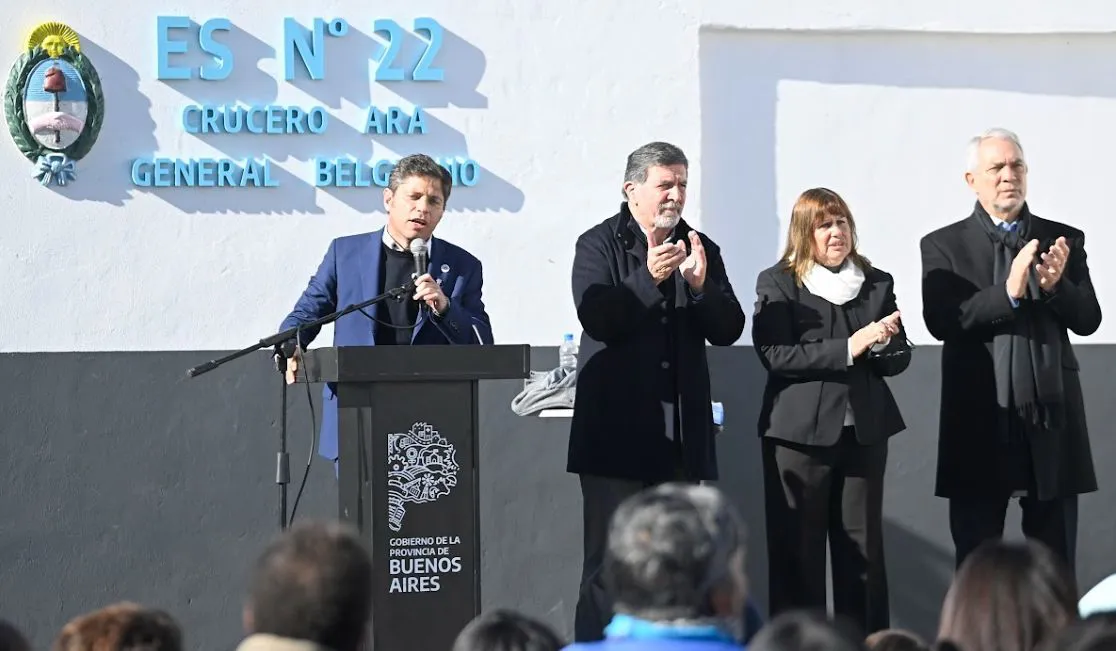 El gobernador junto al intendente en la escuela 22