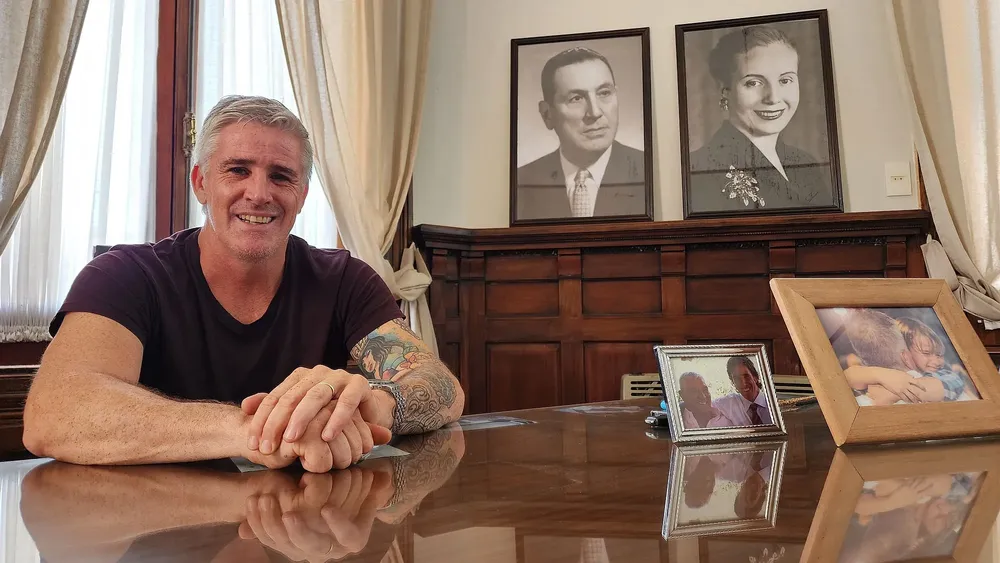 Facundo Diz con cuadros de Perón y Evita