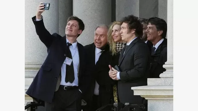 Santiago Caputo luce tatuajes de la mafia rusa, afirma la prensa de Moscú